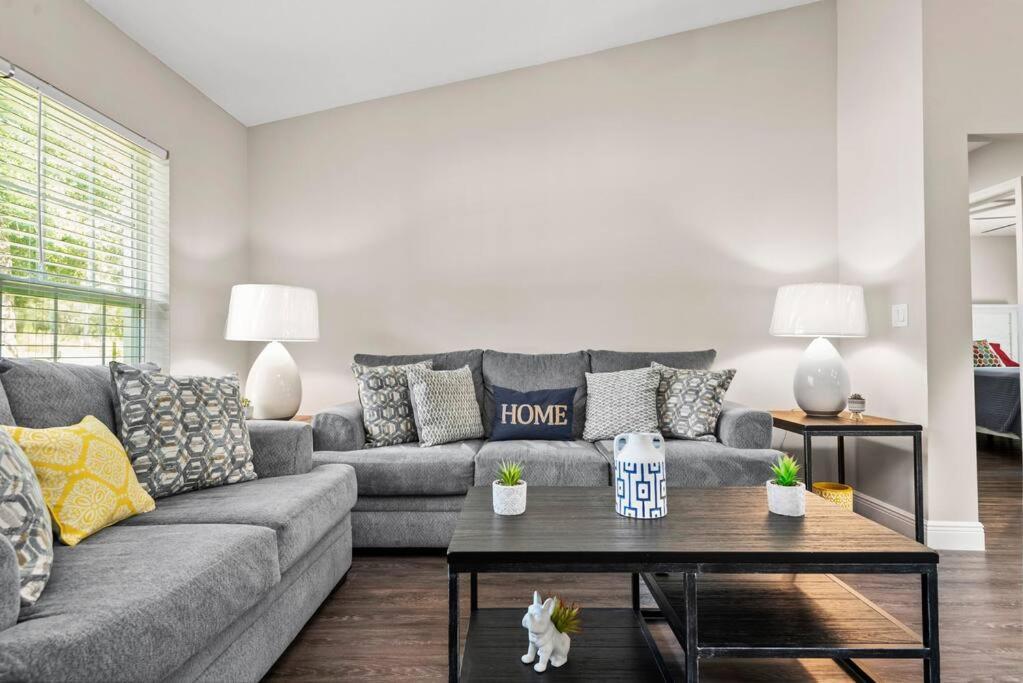 Pet-Friendly, Heated Pool, Close To Everything 3 Bedroom Home ダネロン エクステリア 写真