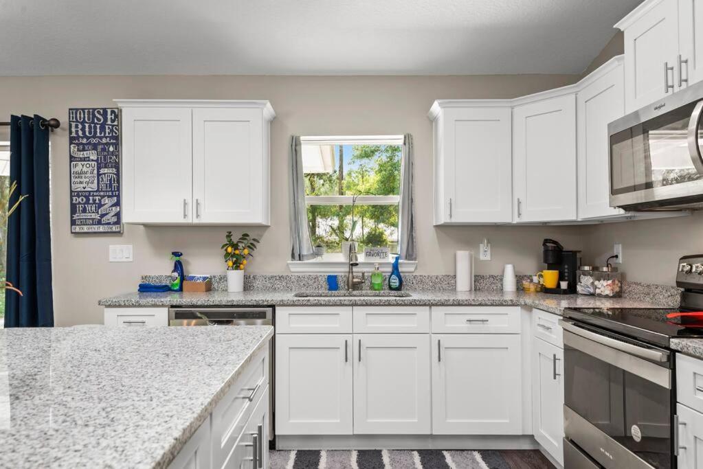Pet-Friendly, Heated Pool, Close To Everything 3 Bedroom Home ダネロン エクステリア 写真
