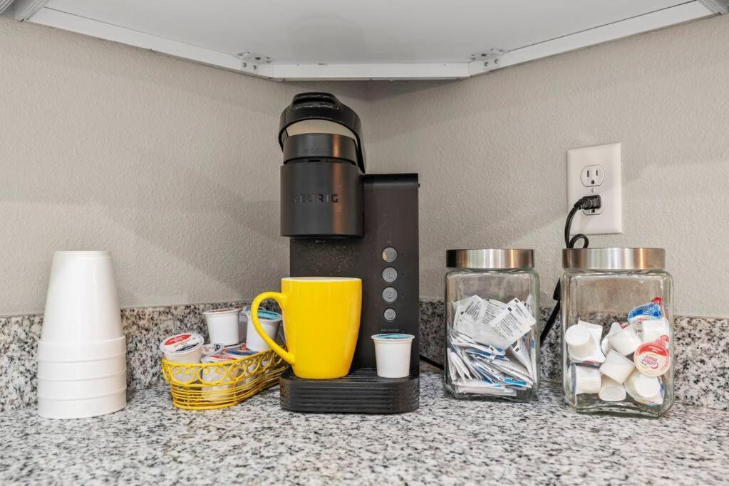 Pet-Friendly, Heated Pool, Close To Everything 3 Bedroom Home ダネロン エクステリア 写真