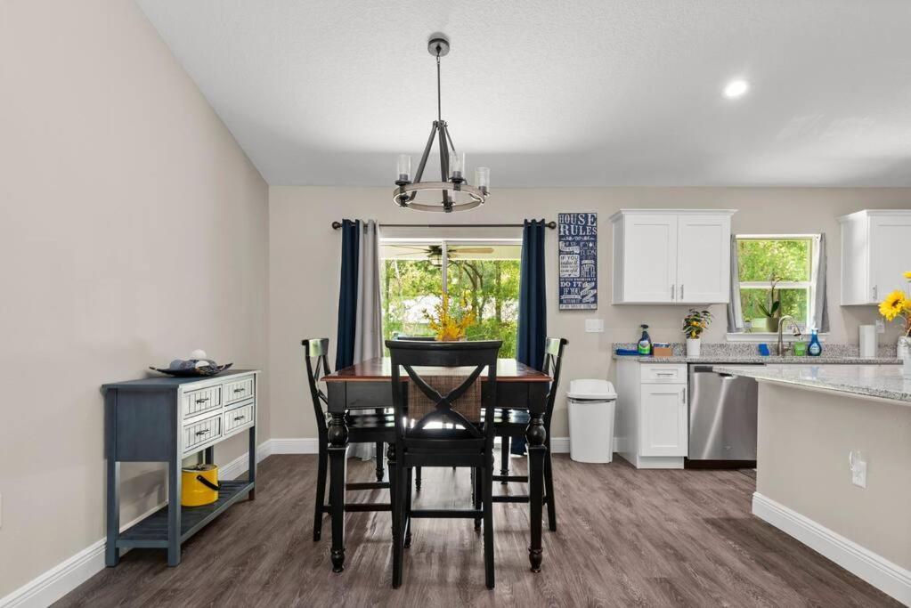 Pet-Friendly, Heated Pool, Close To Everything 3 Bedroom Home ダネロン エクステリア 写真